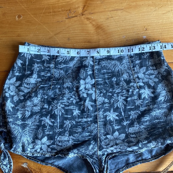 Some days lovin short shorts small - Picture 4 of 9